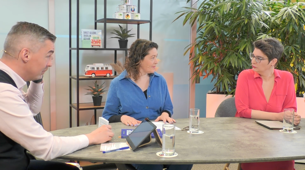 Presentator Lodewijk in gesprek met Maartje Kemme en Marije van den Berg
